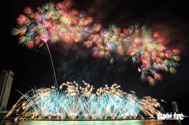 Vietnam, France tell heritage stories through fireworks over Han River in Da Nang- Ảnh 9.