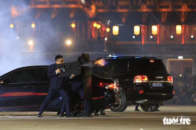 Vietnam’s armed robots, elite police showcase counterterrorism tactics during public security games - Ảnh 1. Vietnam’s armed robots, elite police showcase counterterrorism tactics during public security games - Ảnh 1.