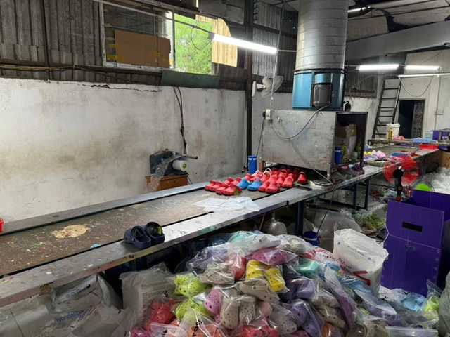 Police bust ring allegedly making fake Nike, Adidas, Crocs, Gucci slippers in Ho Chi Minh City- Ảnh 1.