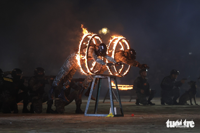 Vietnam’s armed robots, elite police showcase counterterrorism tactics during public security games - Ảnh 5. Vietnam’s armed robots, elite police showcase counterterrorism tactics during public security games - Ảnh 5.