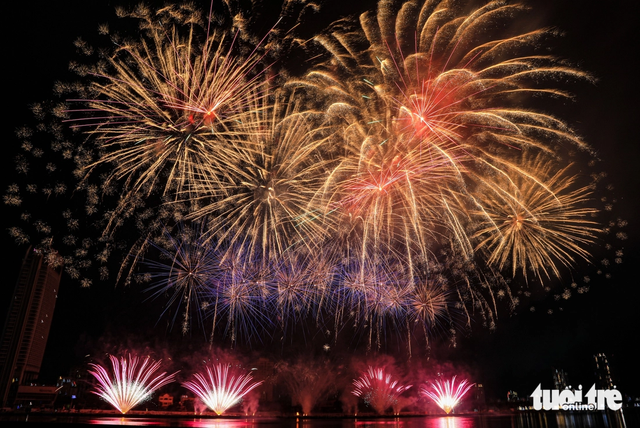 Vietnam, France tell heritage stories through fireworks over Han River in Da Nang- Ảnh 5.