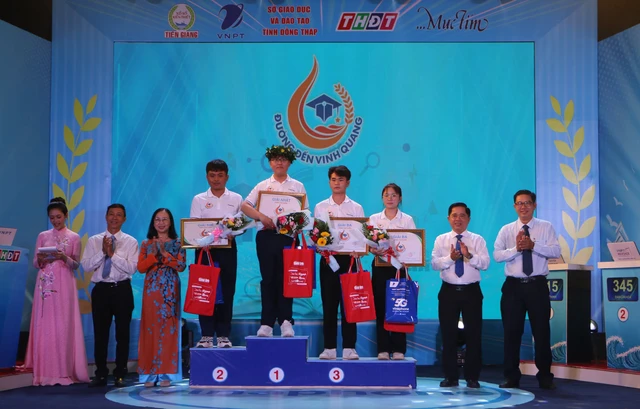 Chiến thần tiếng Anh Trường THPT chuyên Bến Tre về đích Đường đến vinh quang với số điểm ấn tượng- Ảnh 1.