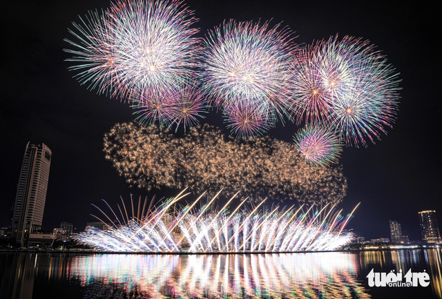 Vietnam, France tell heritage stories through fireworks over Han River in Da Nang- Ảnh 7.