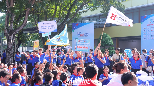 Hàng ngàn sinh viên tình nguyện hào hứng ra quân Tiếp sức mùa thi năm 2026 tại TP.HCM- Ảnh 7.