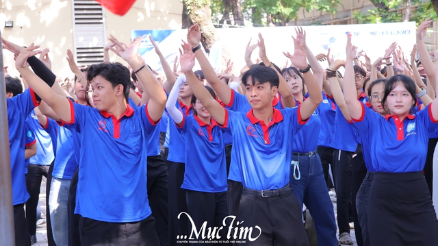 Hàng ngàn sinh viên tình nguyện hào hứng ra quân Tiếp sức mùa thi năm 2026 tại TP.HCM- Ảnh 12.