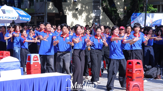 Hàng ngàn sinh viên tình nguyện hào hứng ra quân Tiếp sức mùa thi năm 2026 tại TP.HCM- Ảnh 14.