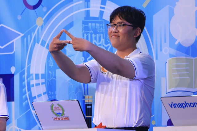 Chiến thần tiếng Anh Trường THPT chuyên Bến Tre về đích Đường đến vinh quang với số điểm ấn tượng- Ảnh 2.