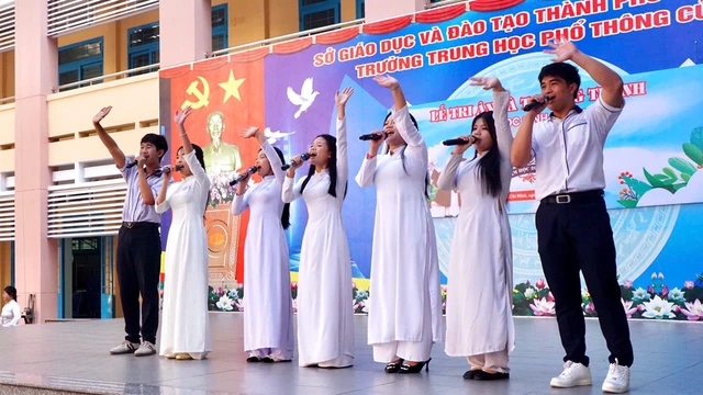 Độc đáo mô hình lưu bút điện tử tại lễ Tri ân và Trưởng thành Trường THPT Củ Chi- Ảnh 7. Độc đáo mô hình lưu bút điện tử tại lễ Tri ân và Trưởng thành Trường THPT Củ Chi- Ảnh 7.