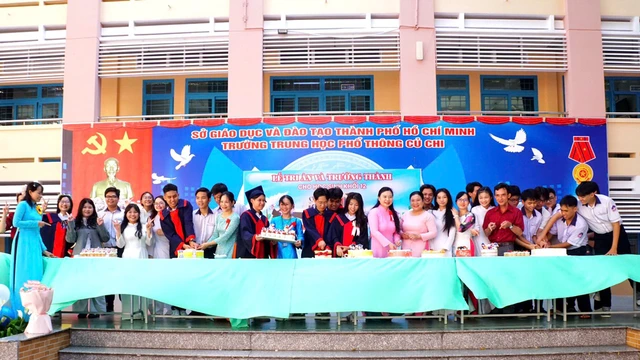 Độc đáo mô hình lưu bút điện tử tại lễ Tri ân và Trưởng thành Trường THPT Củ Chi- Ảnh 2. Độc đáo mô hình lưu bút điện tử tại lễ Tri ân và Trưởng thành Trường THPT Củ Chi- Ảnh 2.