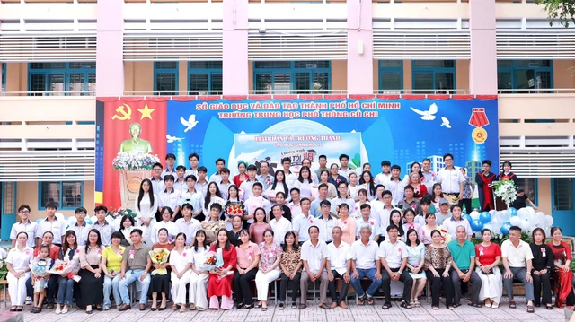 Độc đáo mô hình lưu bút điện tử tại lễ Tri ân và Trưởng thành Trường THPT Củ Chi- Ảnh 1. Độc đáo mô hình lưu bút điện tử tại lễ Tri ân và Trưởng thành Trường THPT Củ Chi- Ảnh 1.