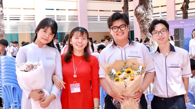 Độc đáo mô hình lưu bút điện tử tại lễ Tri ân và Trưởng thành Trường THPT Củ Chi- Ảnh 3. Độc đáo mô hình lưu bút điện tử tại lễ Tri ân và Trưởng thành Trường THPT Củ Chi- Ảnh 3.