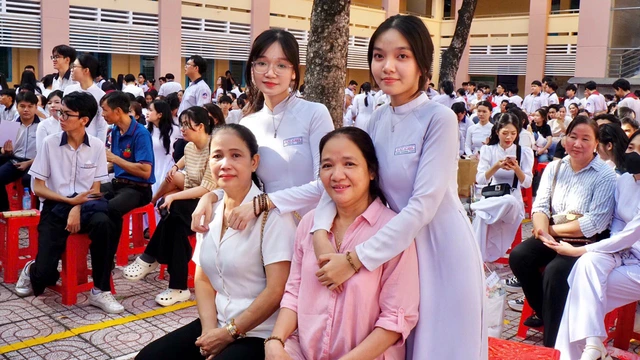 Độc đáo mô hình lưu bút điện tử tại lễ Tri ân và Trưởng thành Trường THPT Củ Chi- Ảnh 6. Độc đáo mô hình lưu bút điện tử tại lễ Tri ân và Trưởng thành Trường THPT Củ Chi- Ảnh 6.