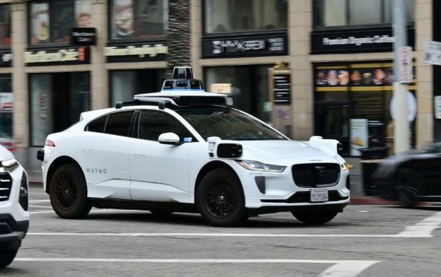Europe opening up to self-driving taxis - Ảnh 1.