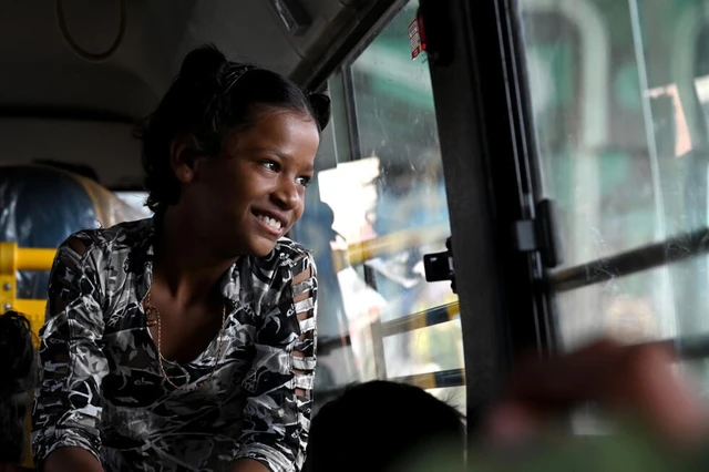 India flyover school offers lifeline to street children - Ảnh 1.