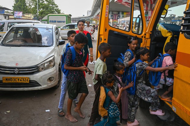 India flyover school offers lifeline to street children - Ảnh 2.