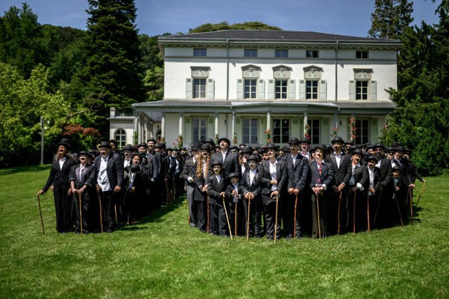 Hundreds of Charlie Chaplin lookalikes gather in Switzerland - Ảnh 1. Hundreds of Charlie Chaplin lookalikes gather in Switzerland - Ảnh 1.