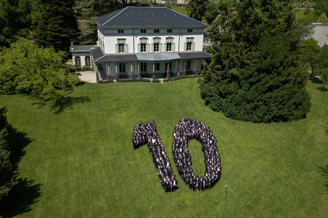 Hundreds of Charlie Chaplin lookalikes gather in Switzerland - Ảnh 2. Hundreds of Charlie Chaplin lookalikes gather in Switzerland - Ảnh 2.