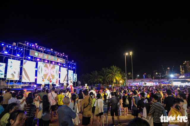 Local, int’l visitors explore over 100 food booths at Da Nang seaside festival- Ảnh 4. Local, int’l visitors explore over 100 food booths at Da Nang seaside festival- Ảnh 4.