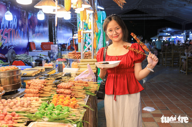 Local, int’l visitors explore over 100 food booths at Da Nang seaside festival- Ảnh 5. Local, int’l visitors explore over 100 food booths at Da Nang seaside festival- Ảnh 5.