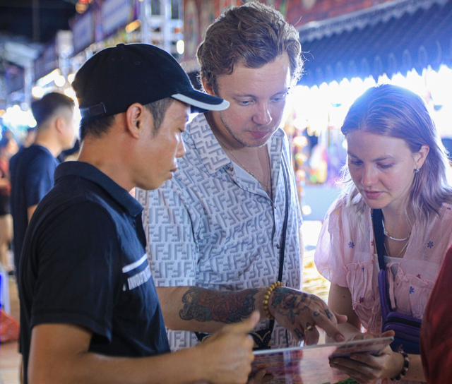 Local, int’l visitors explore over 100 food booths at Da Nang seaside festival- Ảnh 2. Local, int’l visitors explore over 100 food booths at Da Nang seaside festival- Ảnh 2.