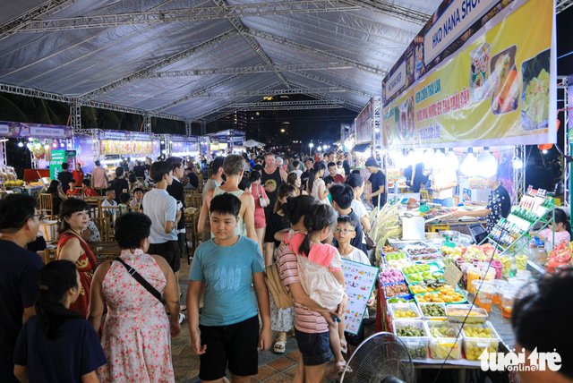 Local, int’l visitors explore over 100 food booths at Da Nang seaside festival- Ảnh 6. Local, int’l visitors explore over 100 food booths at Da Nang seaside festival- Ảnh 6.