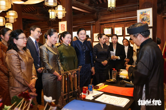 Spouses of Vietnamese, Lao, Cambodian, Thai PMs visit Temple of Literature in Hanoi - Ảnh 7.