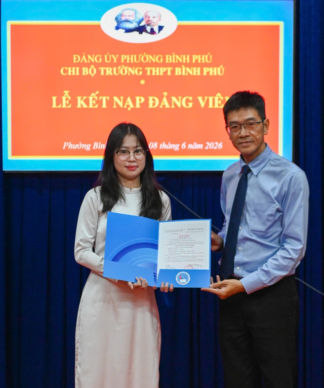 Hai nữ sinh cùng lớp Trường THPT Bình Phú được kết nạp Đảng ở tuổi 18- Ảnh 2. Hai nữ sinh cùng lớp Trường THPT Bình Phú được kết nạp Đảng ở tuổi 18- Ảnh 2.