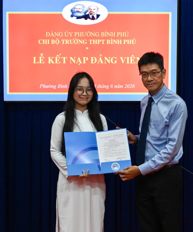 Hai nữ sinh cùng lớp Trường THPT Bình Phú được kết nạp Đảng ở tuổi 18- Ảnh 3. Hai nữ sinh cùng lớp Trường THPT Bình Phú được kết nạp Đảng ở tuổi 18- Ảnh 3.