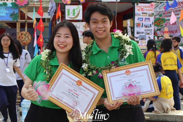 Hai nữ sinh cùng lớp Trường THPT Bình Phú được kết nạp Đảng ở tuổi 18- Ảnh 5. Hai nữ sinh cùng lớp Trường THPT Bình Phú được kết nạp Đảng ở tuổi 18- Ảnh 5.