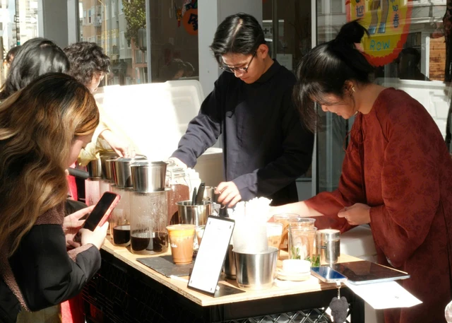 Vietnamese coffee brand draws crowds across San Francisco with citywide pop-ups - Ảnh 1.