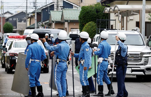 Bear hunt continues as Japanese city shuts schools for second day - Ảnh 2.