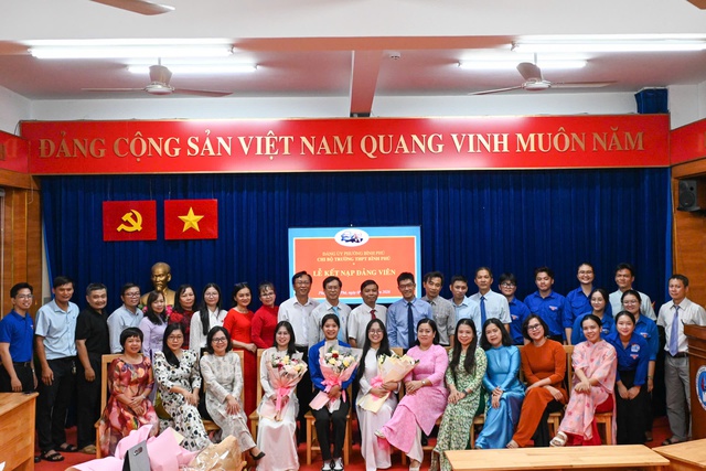 Hai nữ sinh cùng lớp Trường THPT Bình Phú được kết nạp Đảng ở tuổi 18- Ảnh 1. Hai nữ sinh cùng lớp Trường THPT Bình Phú được kết nạp Đảng ở tuổi 18- Ảnh 1.