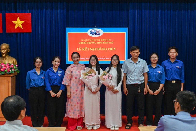 Hai nữ sinh cùng lớp Trường THPT Bình Phú được kết nạp Đảng ở tuổi 18- Ảnh 4. Hai nữ sinh cùng lớp Trường THPT Bình Phú được kết nạp Đảng ở tuổi 18- Ảnh 4.