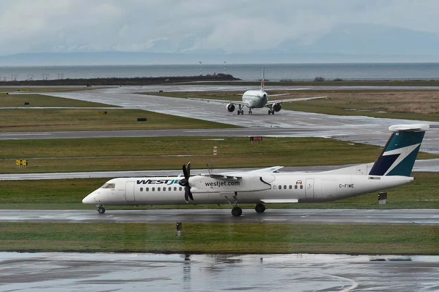 Canada launches loan program to help airlines deal with high fuel prices - Ảnh 2.