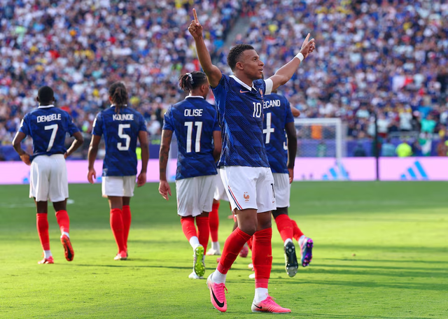 Mbappe uncorks France as Sweden are swept aside in Champagne World Cup show - Ảnh 1.