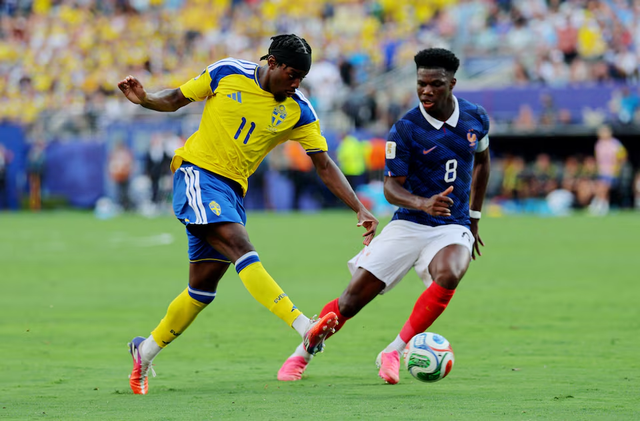 Mbappe uncorks France as Sweden are swept aside in Champagne World Cup show - Ảnh 5.