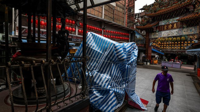 Hundreds flee homes in Taiwan ahead of biggest typhoon in decades - Ảnh 1.