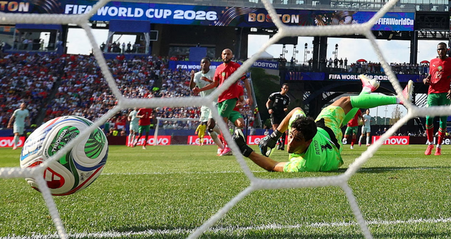 Mbappe strikes again after missing penalty as France outclass Morocco to reach semi-finals - Ảnh 1.