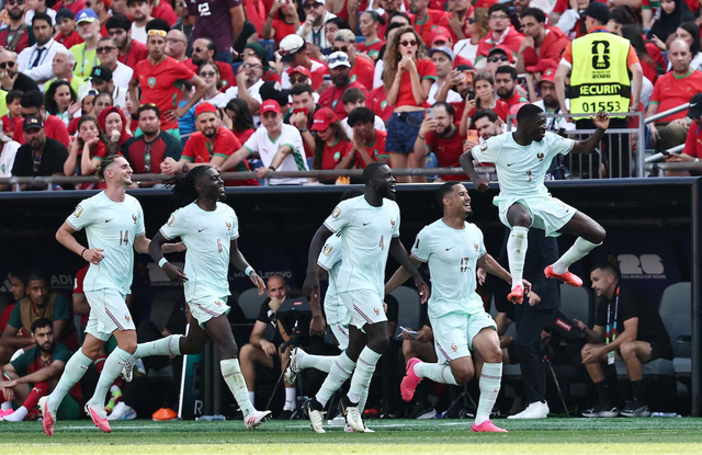 Mbappe strikes again after missing penalty as France outclass Morocco to reach semi-finals - Ảnh 2.