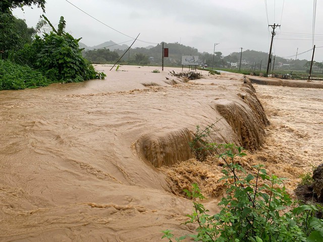 Low-pressure trough expected to bring more heavy rain to northern Vietnam - Ảnh 2.