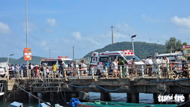 Vietnam launches rescue after speedboat carrying foreign tourists capsizes off Phu Quoc- Ảnh 1.