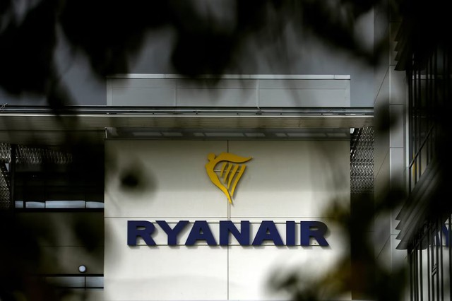Ryanair passenger partially sucked out of window on flight from Greece - Ảnh 1.