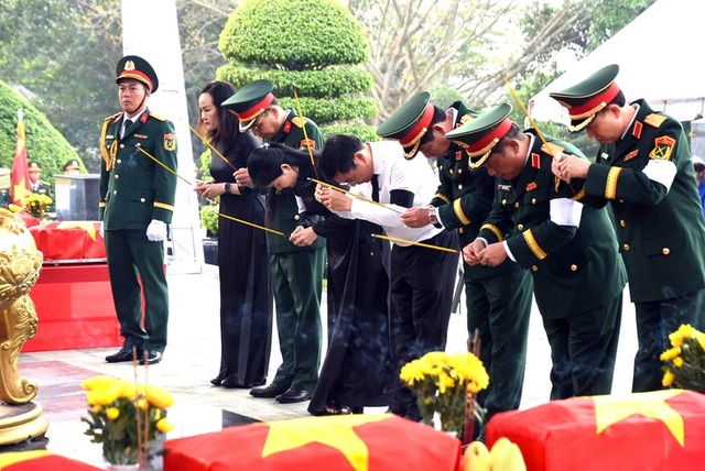 Dong Nai lays 63 fallen soldiers to rest, including 62 remains repatriated from Cambodia - Ảnh 1.