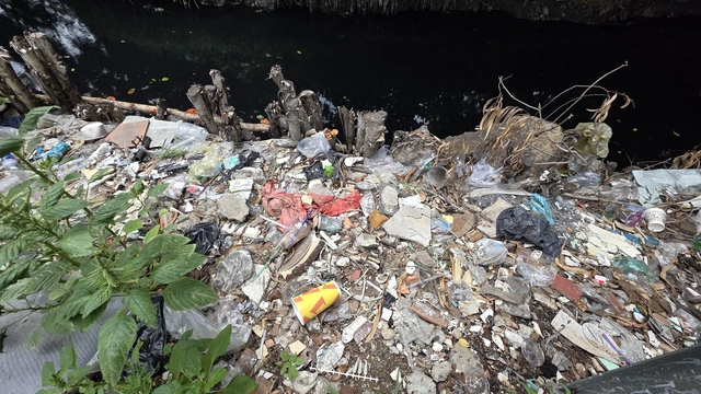 Why do people keep littering in this canal in Ho Chi Minh City?- Ảnh 2.