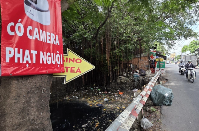 Why do people keep littering in this canal in Ho Chi Minh City?- Ảnh 1.