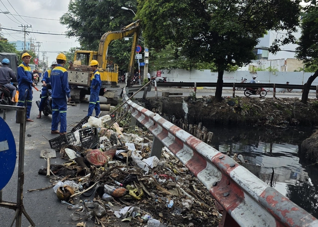 Why do people keep littering in this canal in Ho Chi Minh City?- Ảnh 4.