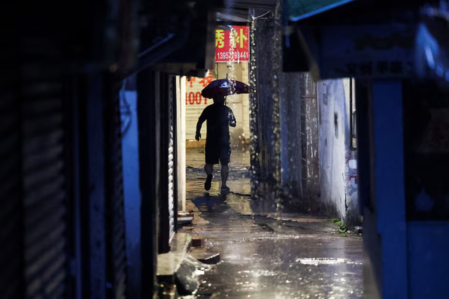 Typhoon Bavi makes landfall in eastern China's Taizhou after nearly 2 million evacuated- Ảnh 1.