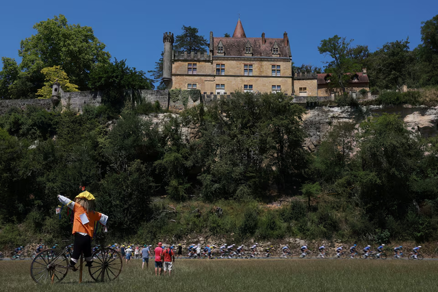 Heatwave forces Tour de France organisers to shorten stage nine- Ảnh 1.