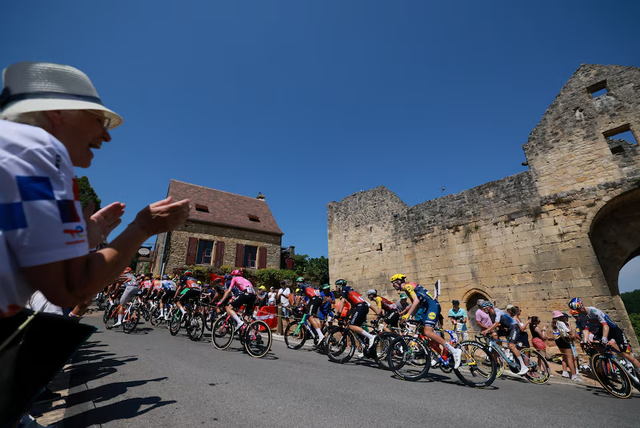 Heatwave forces Tour de France organisers to shorten stage nine- Ảnh 2.