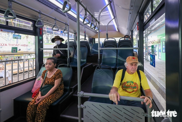 Explainer: Why bus riders in Ho Chi Minh City still need to tap ID, bank cards despite free fares - Ảnh 2.